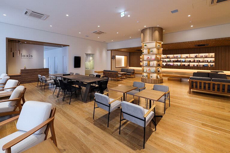 休憩スペースは、約500冊の本に囲まれたライブラリーカフェ。ごろんと寝転がって本を読むのもいいし、ドリンクで喉をうるおしてもいい。