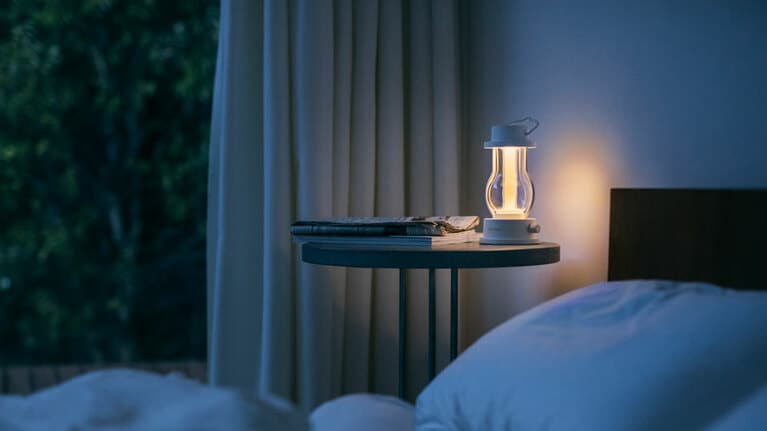 BALMUDA The Lantern 　ACアダプター、電源ケーブル付属。明るさ／約195ルーメン。連続使用時間／3〜50時間(最大照度〜最小照度)　W110×D103×H248mm（ハンドル含む）15,950円。