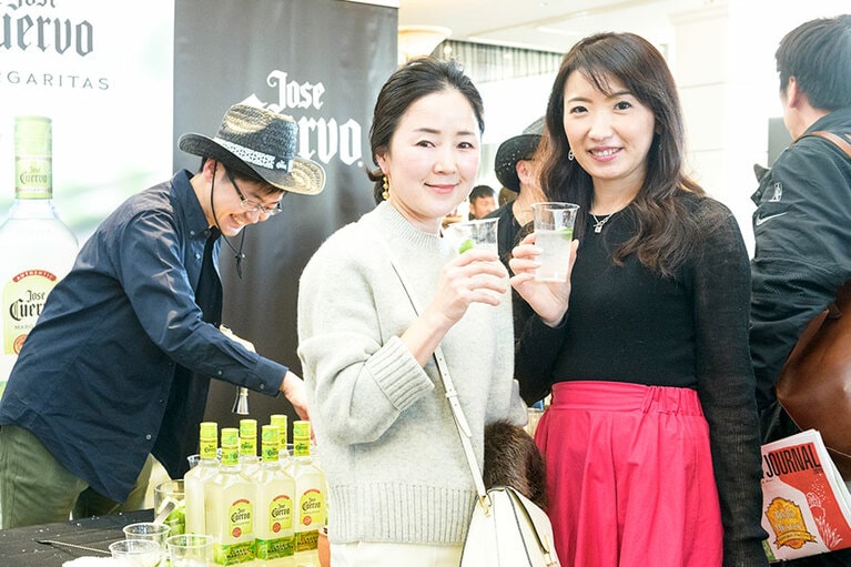 元CREAアンバサダーの石橋絵理さんと1期からCREAアンバサダーを務めている勝浦真樹子さんの姿も。お二人、マルガリータを片手にハッピーな笑顔！