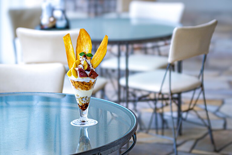 高さのある豪華な“鳴門金時パフェ”（1,350円）は、ビジュアルからも気分を上げてくれる。