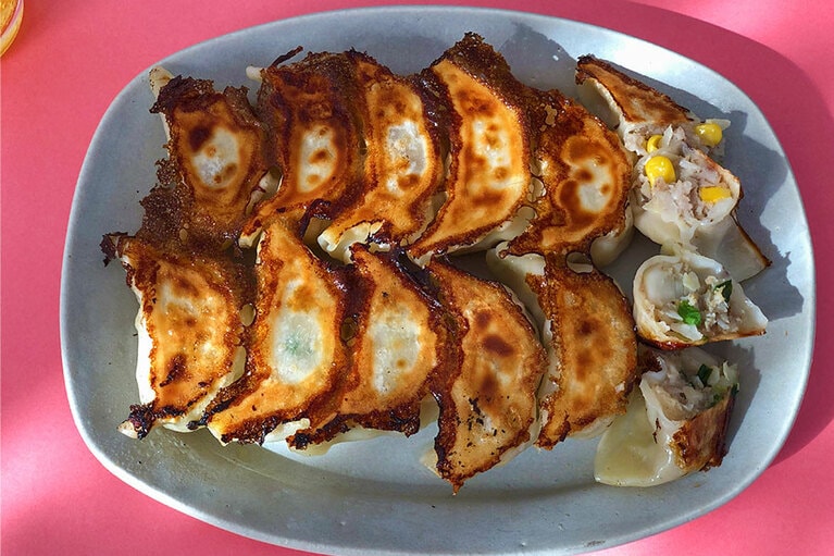 上；北海道とうきび餃子〈約30個〉1,950円、下：宝永特製手造り餃子〈約20個〉1,250円／音更ぎょうざの宝永