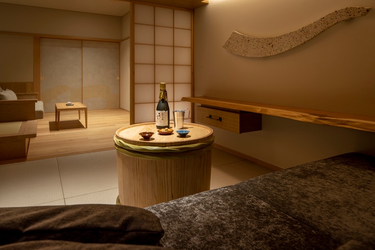 酒蔵の麹室をイメージしたリビングスペースに、酒樽風のテーブルがユニーク。