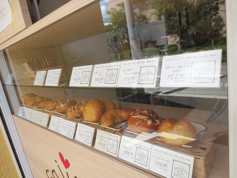 パンのラインナップ。子供の目線の高さに合わせてパンが並んでいます。