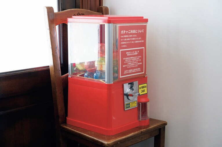 ハズレなしのガチャ（500円）は大人気。栗のテリーヌ「天」（12,960円）の当たりクジも。