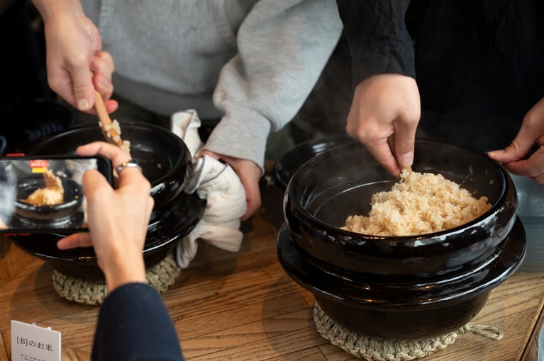 炊き立ての玄米。