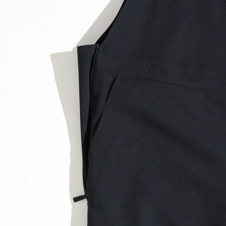 マタニティオーバーオール：脇ファスナーで腹囲サイズを調整できるので、産前産後問わず、長期間着用可能。