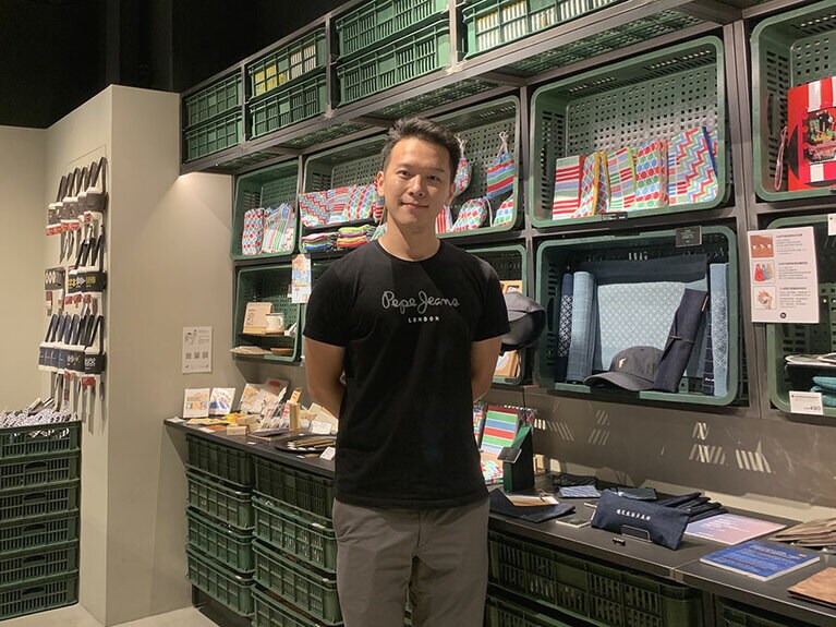 オーナーの游智翔さん。「日本も台湾も共に頑張りましょう！」というメッセージをいただきました。