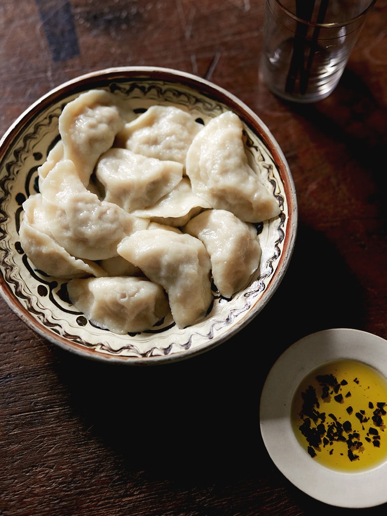 れんこんと舞茸の水餃子。混ぜるだけの“豆鼓オイル”は簡単万能ダレ。