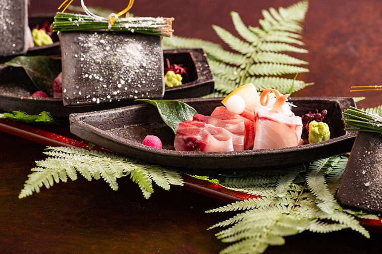 お造りは海のものと山のものから。鯉のおいしさに驚き。