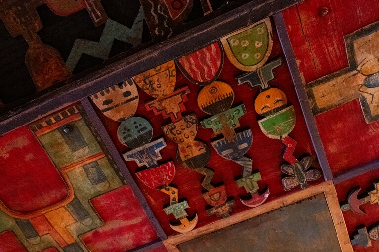 天井を彩るネイティブアメリカンのアート。