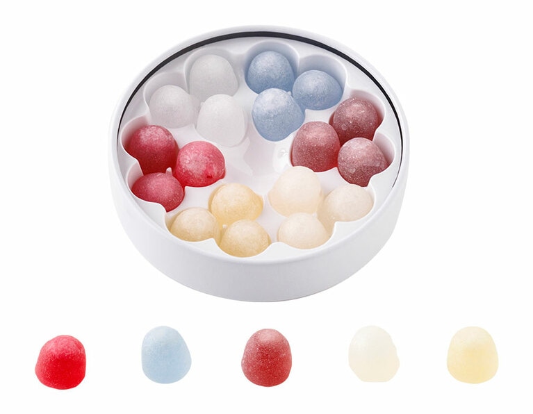 砂糖でお酒を包み込んだボンボン。「六花のつゆミニ缶」18個入 380円／六花亭