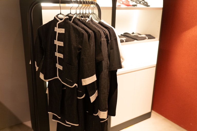 パジャマブランド・NOWHAWとの別注カンフーパジャマ。館内はもちろん、外での着用も可能で、温泉街での浴衣のように中華街を街歩きをしてみるのも素敵。