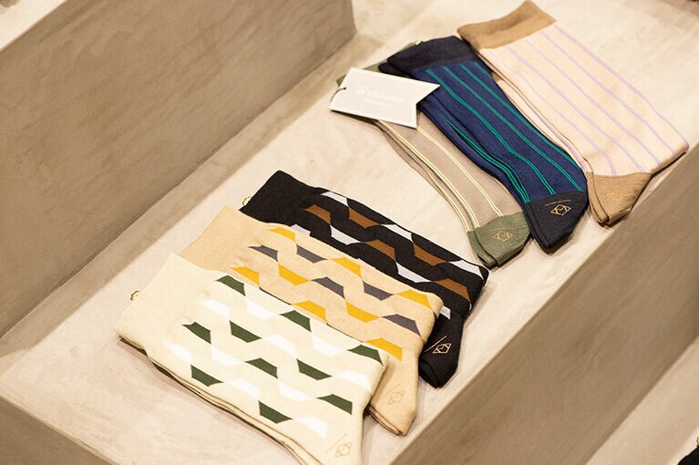 クルーソックス(ユニセックス) 。手前:「SC20-014」(全3色) 2,400円、奥:「SC20-012」(全3色) 各2,400円。