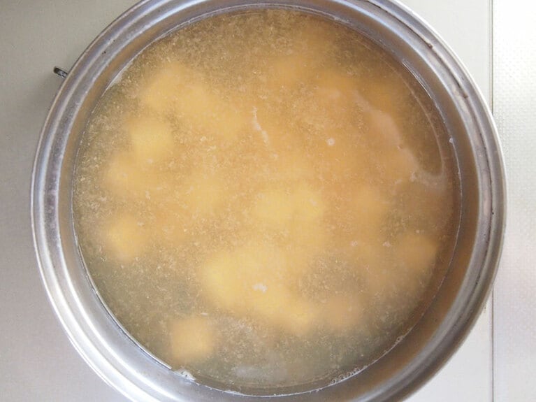 （5）豆腐が温まったら、味噌で味付けをします。