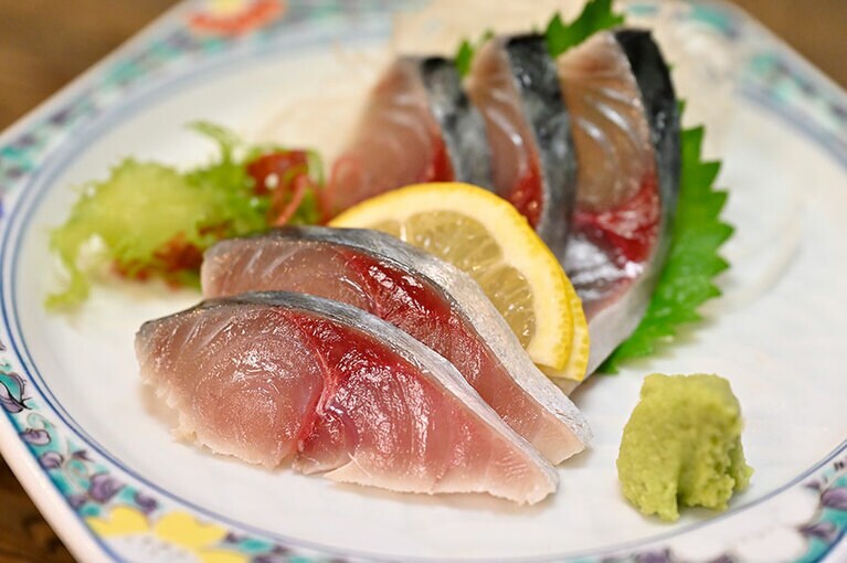 肉厚のシメサバ。焼き鳥だけでなくお魚もおすすめ。