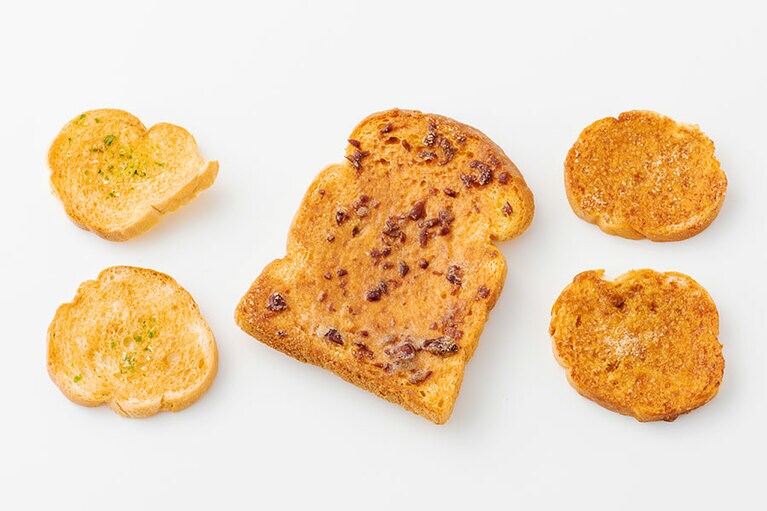 高山ラスク。左から、高山ラーメン(12枚入り)、小倉トースト(5枚入り)、五平餅(12枚入り) 各500円／石本製菓