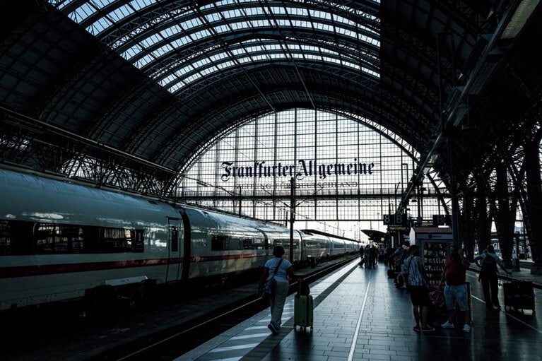 フランクフルト中央駅はドイツ旅行の拠点となる。