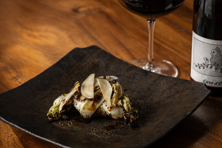 通常の牛より赤身部分が多く、低脂肪・高タンパク質だという猪肉。ペアリングにはカーブドッチのどうぶつシリーズ「おうむ（ツヴァイゲルト）」を。