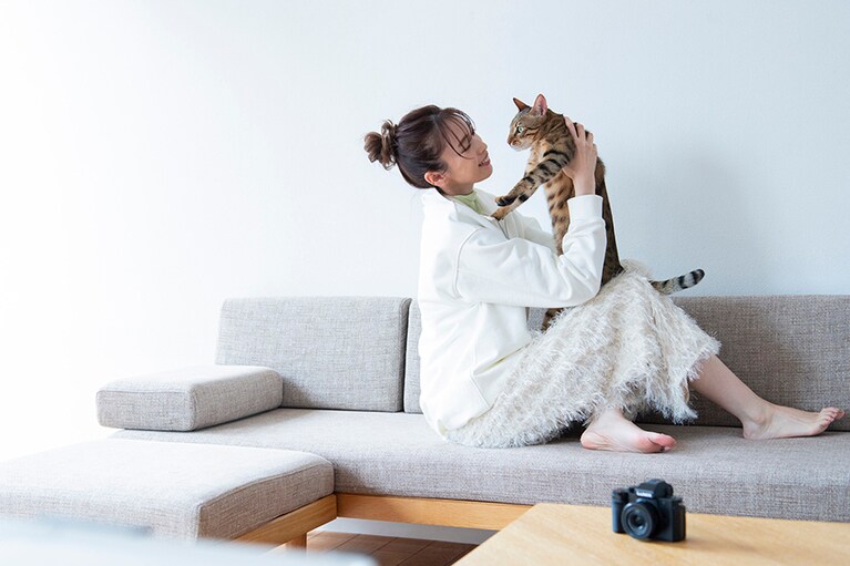 宮田さんと愛猫の恭介くん。