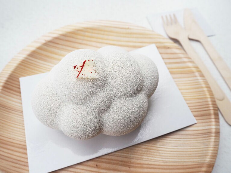 このユニークな形のスイーツが、マンダリン オリエンタル 東京 KUMO 1,600円。(撮影：CREA編集部)