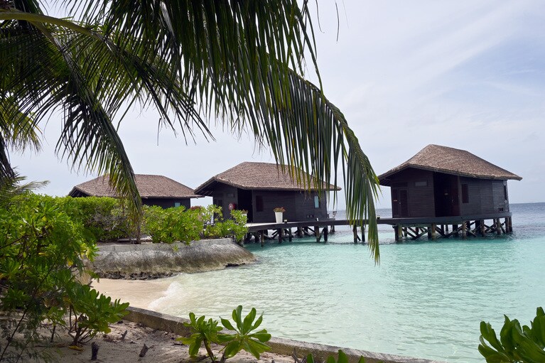 アフタートリートメントの木陰から望む水上スパ。