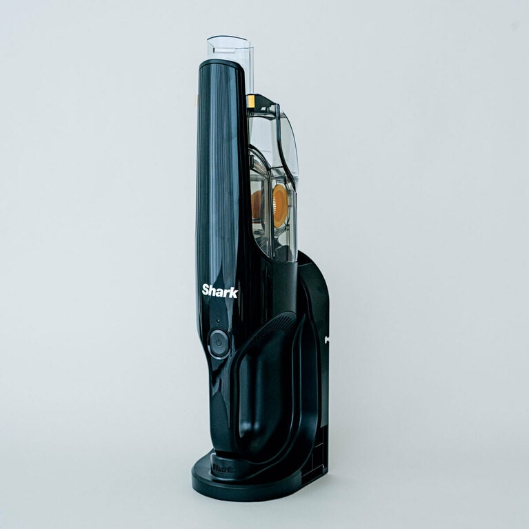 【第1位】充電式サイクロンハンディクリーナー CH901J 約W9.7×D43.3×H11cm（使用時） 9,900円／シャーク　写真＝上原未嗣