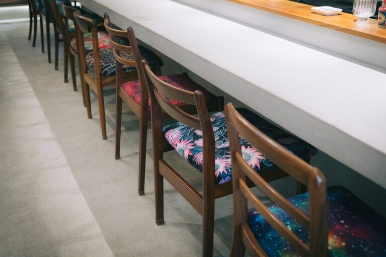 さまざまなファブリックに彩られた椅子。