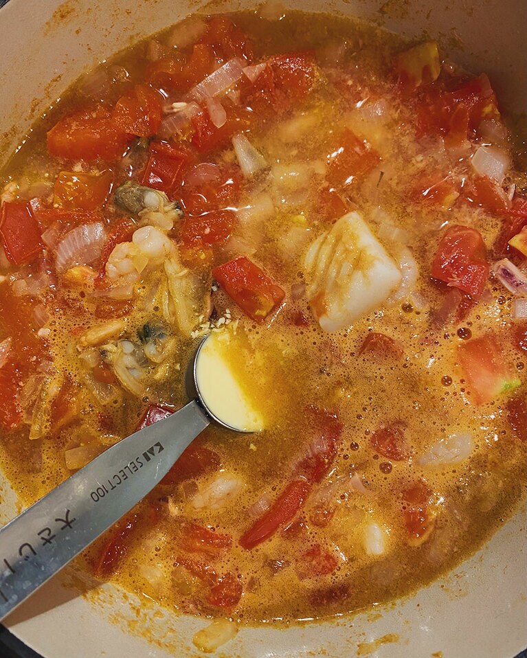 【ブイヤベースごはん】(5) 時間が経ったら火を止めて、マヨネーズを溶かし入れて全体を馴染ませる。