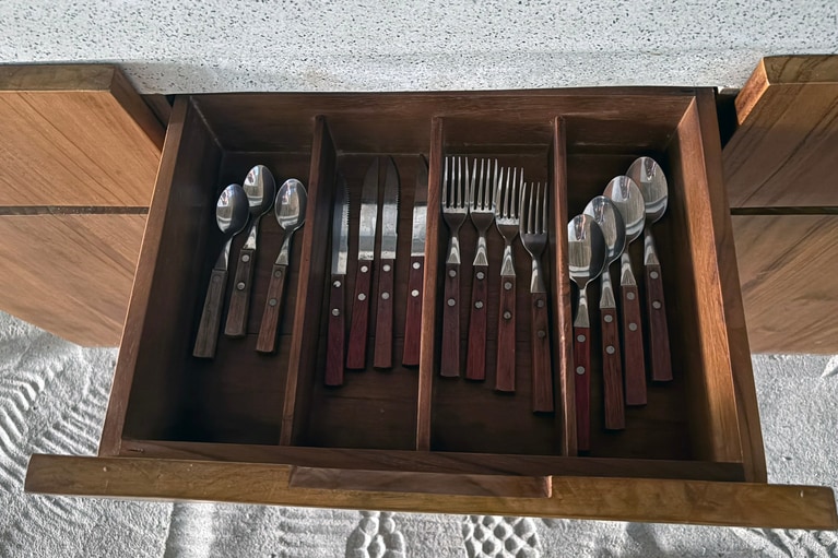 カトラリーやキッチン用品も完備。長期での滞在にも対応しています。