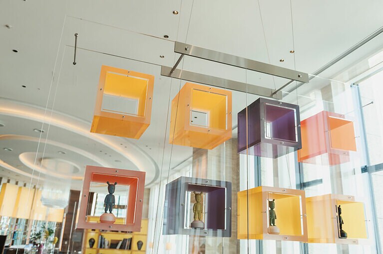 ロビーにディスプレイされたポップなオブジェ。