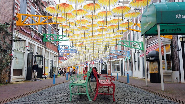 人気のフォトスポット「アンブレラストリート」。