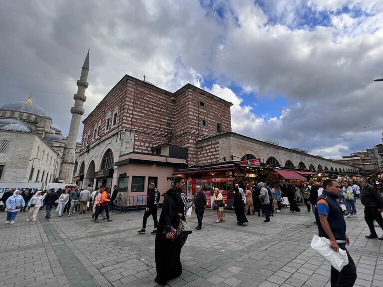 「イェニ・モスク」に隣接する石レンガ造りの「エジプシャン・バザール」。