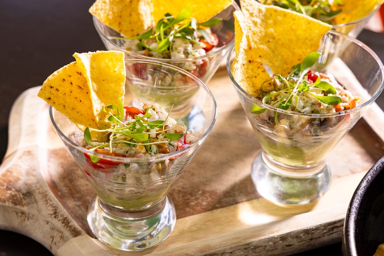 魚介と野菜のマリネに、メキシコのソウルフード「ワカモレ」（アボカドディップ）を合わせた「真鯛のセビーチェ ワカモレ」。