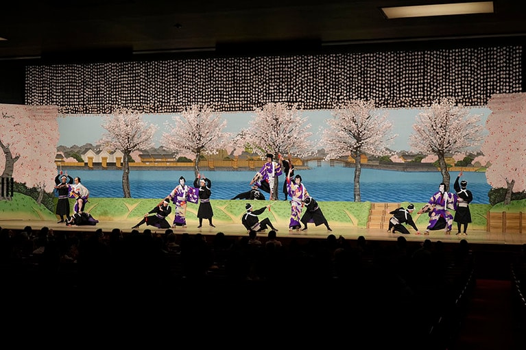 左より、南郷力丸＝坂東巳之助、赤星十三郎＝中村米吉、日本駄右衛門＝坂東彦三郎、忠信利平＝中村隼人、弁天小僧菊之助＝尾上右近 ©松竹