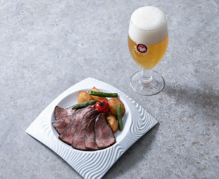 常陸野ブルーイング品川(エキュート品川)「瑞穂牛の『特製』ローストビーフ」 980円(ビールは別途料金)。
