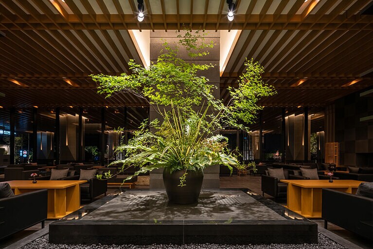 溶岩石の伊豆石の黒文化を体現したロビーの水盤。