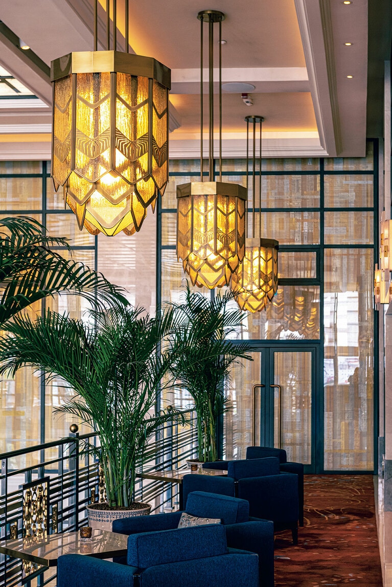 ロビーの上層階を飾るランタン型のシャンデリアは、特殊加工されたガラスとアンティークのブロンズを組み合わせたもの。