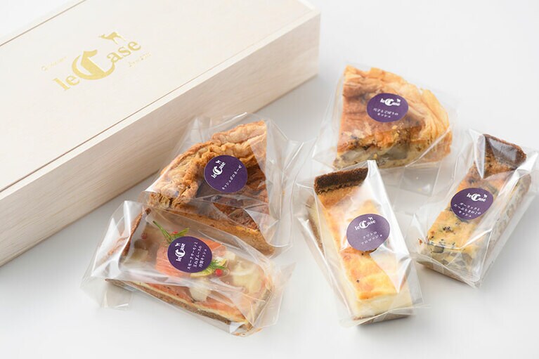 【奈良県】キッシュ専門店 レ・カーセの「キッシュ」左から：スモークサーモンと玉ねぎムースの冷製キッシュ 600円、ボロネーゼ 500円、クワトロフロマッジョ 500円、煮穴子とごぼうのキッシュ 500円、ガーリックとたっぷりきのこのキッシュ 450円。オンラインでは桐箱入りの「季節のおすすめ5ピース詰め合わせ」4,858円(税込)を販売。