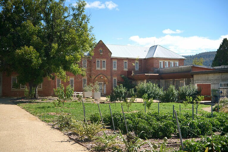 1830～1968年の間病院として使われていた建物の一部をレストラン、ショップ、料理教室の施設にリノベーションした。