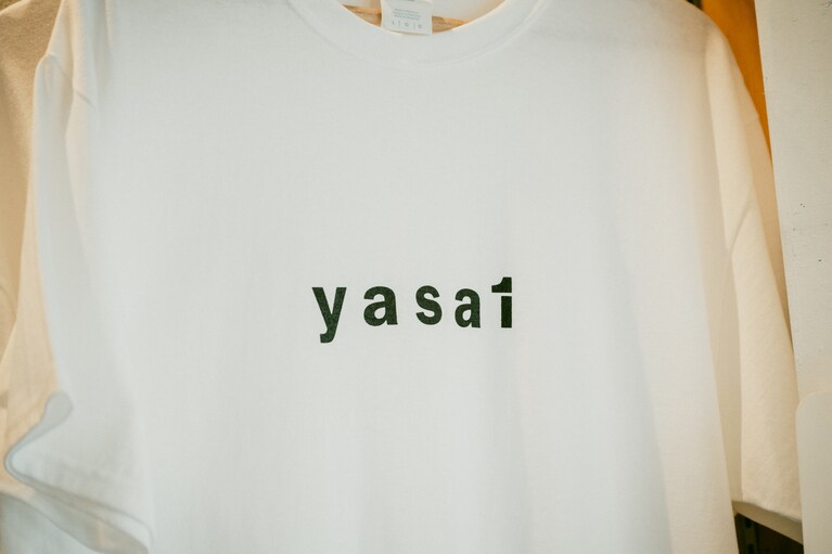 市場関係者にも愛される「yasai Tシャツ」6,600円。yasaiの“ｉ"が“１”になった１周年限定バージョン。