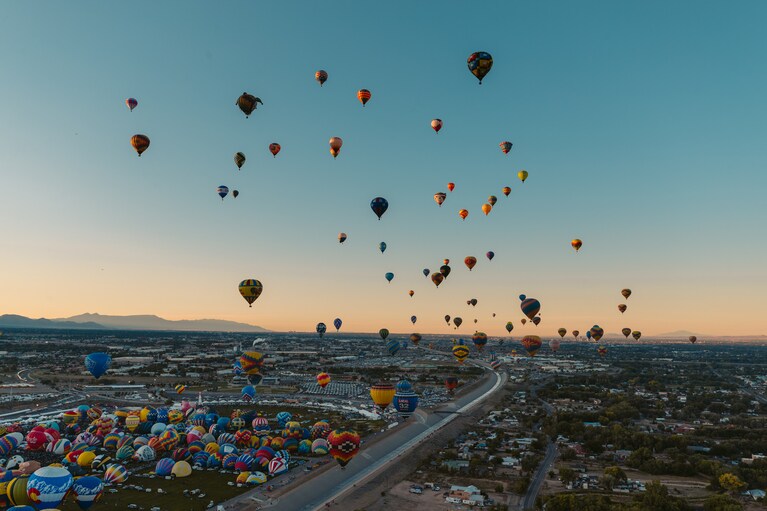 毎年10月に開催され、約100万人が来場するまさに圧巻のイベント「アルバカーキ国際熱気球フェスタ」。photo：Go USA