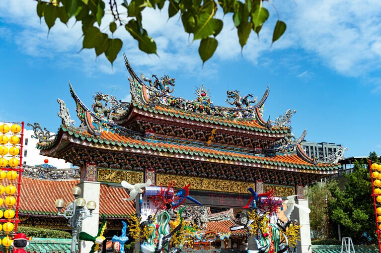 台北最強のパワースポットと言われる龍山寺は観光客で常ににぎわう。