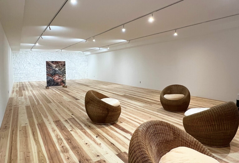 2022年春に開催されたシャルル・ムンカ個展「Gaps in Coverage」の様子。