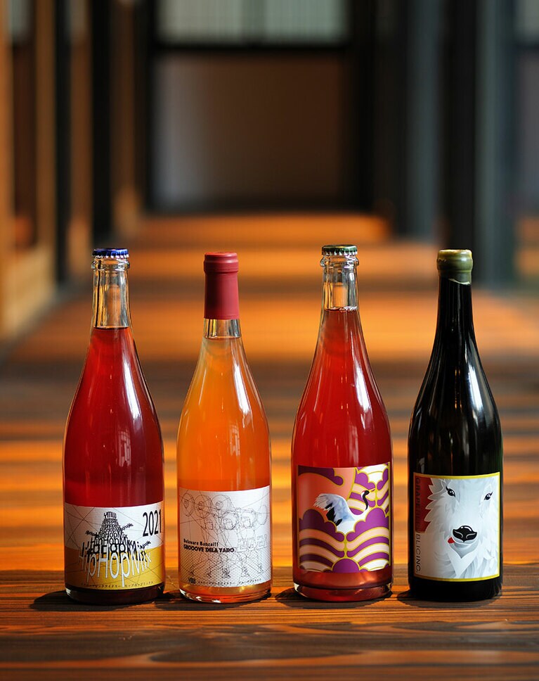 「山形座 瀧波」で楽しめるボトルワイン 6,500円～。左2本が「イエーローマジックワイナリー」、右2本が「グレープリパブリック」のもの。