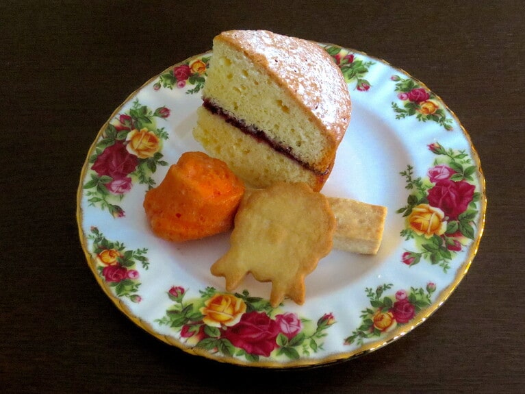 1段目「ヴィクトリアケーキ」「小さなバラのケーキ」「ショートブレッド」に、店名にちなんだロゼットのクッキーをプラス。