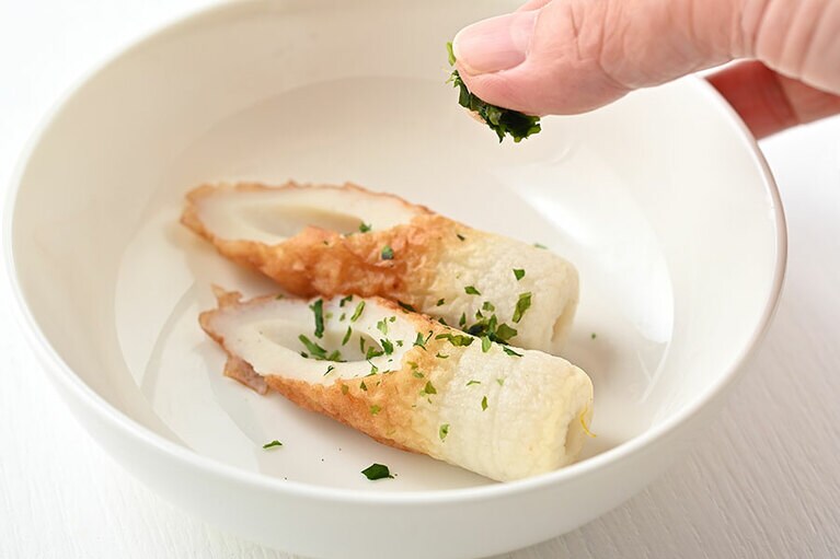 ちくわは取り出して青のりをまぶす。