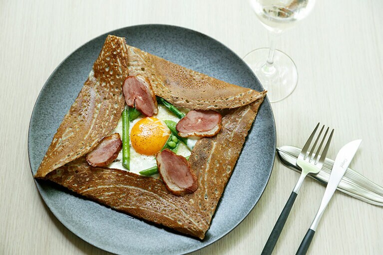 信州産そば粉100％の「ガレット」2,100円(税・サ別)。