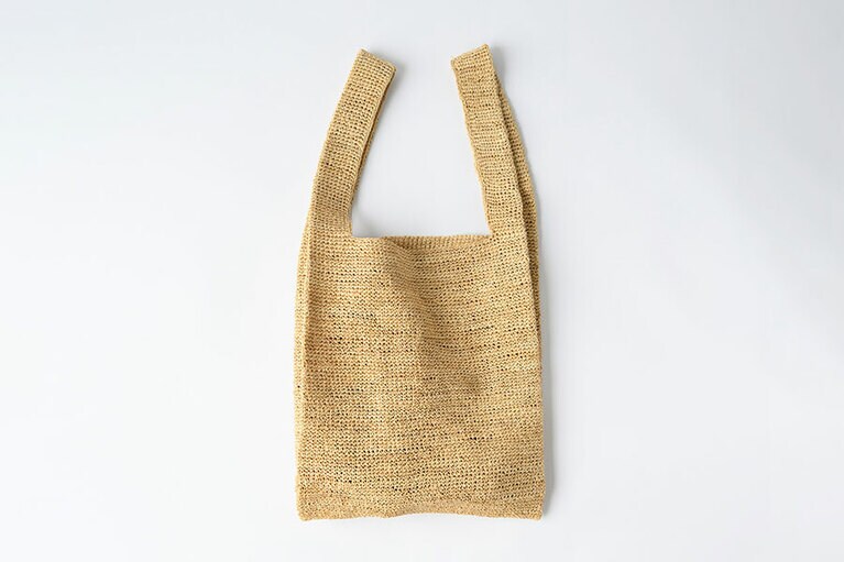 昨年から愛用しているというラフィアバッグ。「頻繁に使う中で持ち手がほつれてしまったら、刺繍糸でかがって直しながら大切にしています」。直すこと自体も楽しみに変えながら。