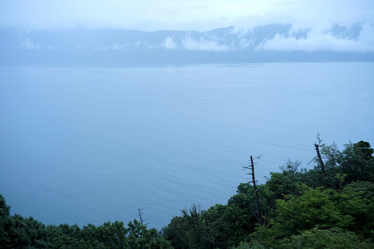 福井県敦賀市、立石岬灯台をいく