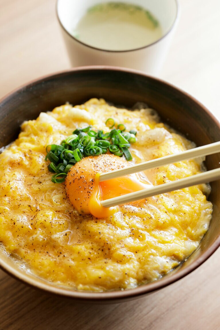 信玄鶏の塩親子丼1,000円。出汁感のある塩味。薬味のコショウも香り高く、食欲をそそる。特上親子丼もともに、特製スープが付く。